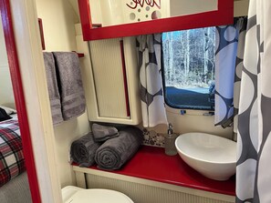 Een douche, een haardroger, handdoeken, toiletpapier