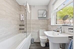 Shower, hair dryer, towels - Gorgeous Terraced House in York - Pass the Keys (York)