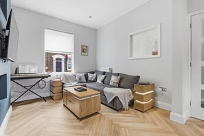 TV - Gorgeous Terraced House in York - Pass the Keys (York)