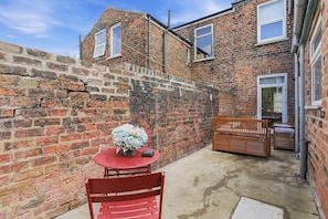 Outdoor dining - Gorgeous Terraced House in York - Pass the Keys (York)