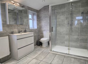 Douche, sèche-cheveux, serviettes fournies