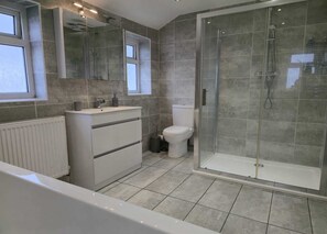 Bruser, hårtørrer, håndklæder