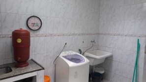 Secador de cabelo, toalhas de banho, sabonete, papel higiênico