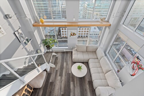 Sun-Drenched Downtown Loft - Views of Skyline
