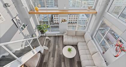 Sun-Drenched Downtown Loft - Views of Skyline