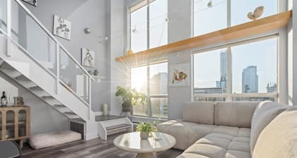 Sun-Drenched Downtown Loft - Views of Skyline