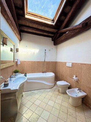 Doppelzimmer, Hügelblick | Badezimmer