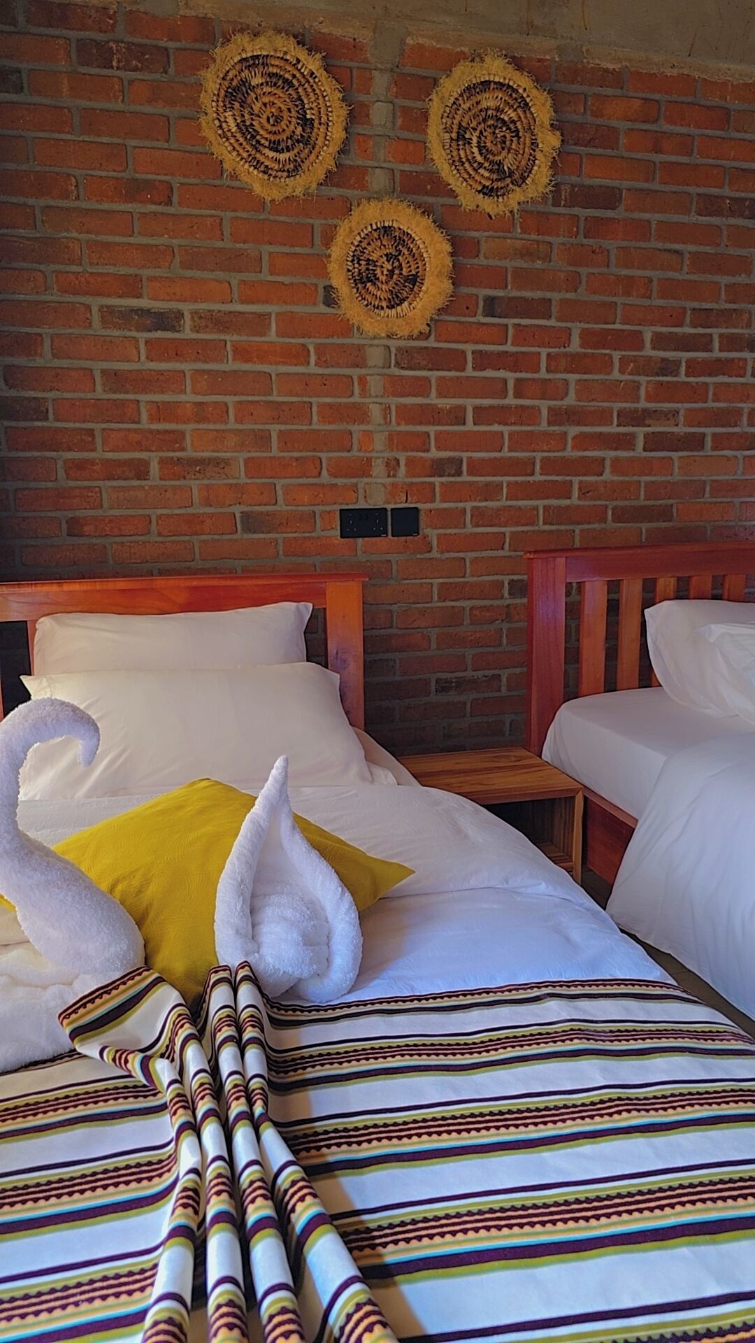 Escritorio, espacio para trabajar con laptop y wifi gratis 