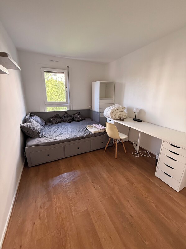 Tabla de planchar con plancha, wifi y ropa de cama