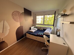 Tabla de planchar con plancha, wifi y ropa de cama