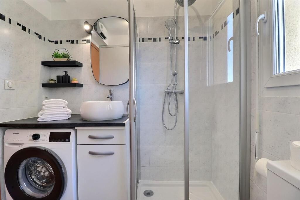 Apartemen Comfort, balkon, pemandangan kota | Kamar mandi
