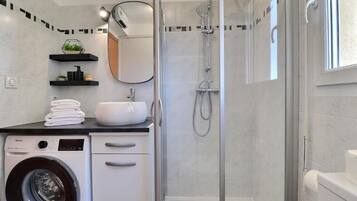 Apartemen Comfort, balkon, pemandangan kota | Kamar mandi