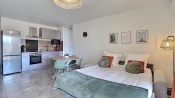 Apartemen Comfort, balkon, pemandangan kota | Setrika/meja setrika dan Wi-Fi gratis