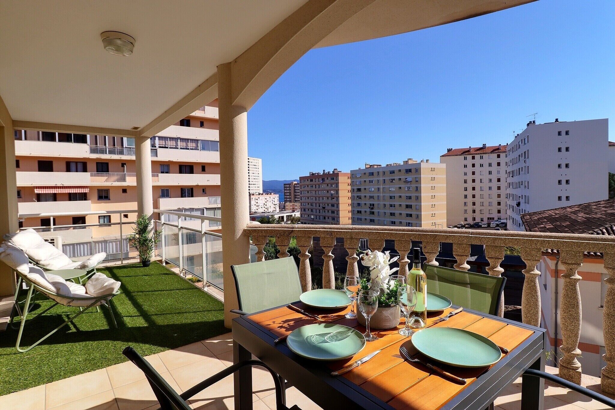 Apartamento conforto, sacada, vista para a cidade | Vista do quarto