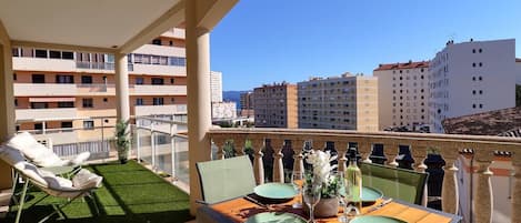 Apartamento conforto, sacada, vista para a cidade | Vista do quarto