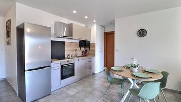 Apartemen Comfort, balkon, pemandangan kota | Dapur pribadi | Mesin espresso, mesin pembuat kopi/teh, dan ketel listrik