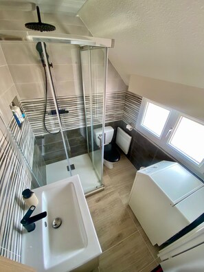 Bathroom - Cosy apartment with sea view, Bellangenet, located at Le Pouldu in Clohars Carnoët. (Clohars-Carnoët)