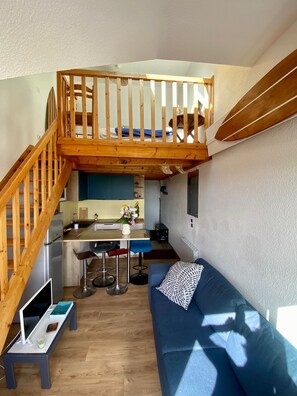 Living area - Cosy apartment with sea view, Bellangenet, located at Le Pouldu in Clohars Carnoët. (Clohars-Carnoët)