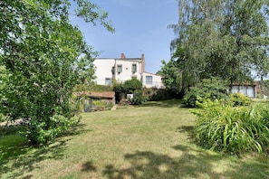 Ein Haus mit gepflegtem Rasen und umgebender Bepflanzung.