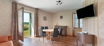 Holiday Home “Gîte Logis des Douves” with Private Terrace and Wi-Fi