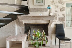 Interior - Le Logis des Douves – Gîte “Le Teiphalien” with Private Terrace, Garden & Wi-Fi (Tiffauges)
