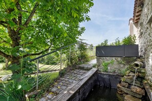 Property grounds - Le Logis des Douves – Gîte “Le Teiphalien” with Private Terrace, Garden & Wi-Fi (Tiffauges)