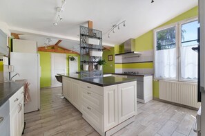 Fridge, microwave, oven, stovetop - Le Logis des Douves – Gîte “Le Teiphalien” with Private Terrace, Garden & Wi-Fi (Tiffauges)
