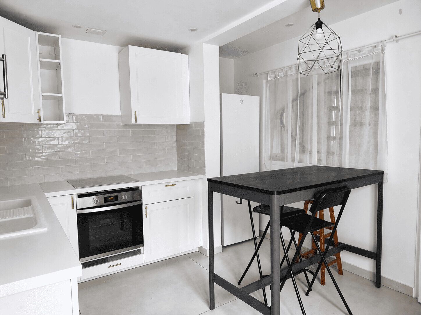 Fridge, dishwasher, coffee/tea maker
