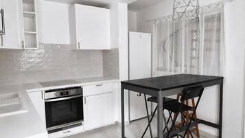 Fridge, dishwasher, coffee/tea maker