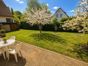 Outdoor dining - Spacious apartment with garden in Strasbourg (Strasbourg)