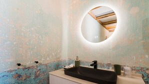 A bathroom with a sink, mirror, and peeling wall. - Apartment 'Luxury Rooms - Elisa' with Wi-Fi and Air Conditioning (Alezio)