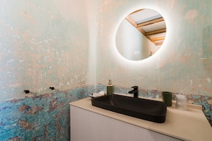 A bathroom with a sink, mirror, and peeling wall. - Apartment 'Luxury Rooms - Elisa' with Wi-Fi and Air Conditioning (Alezio)