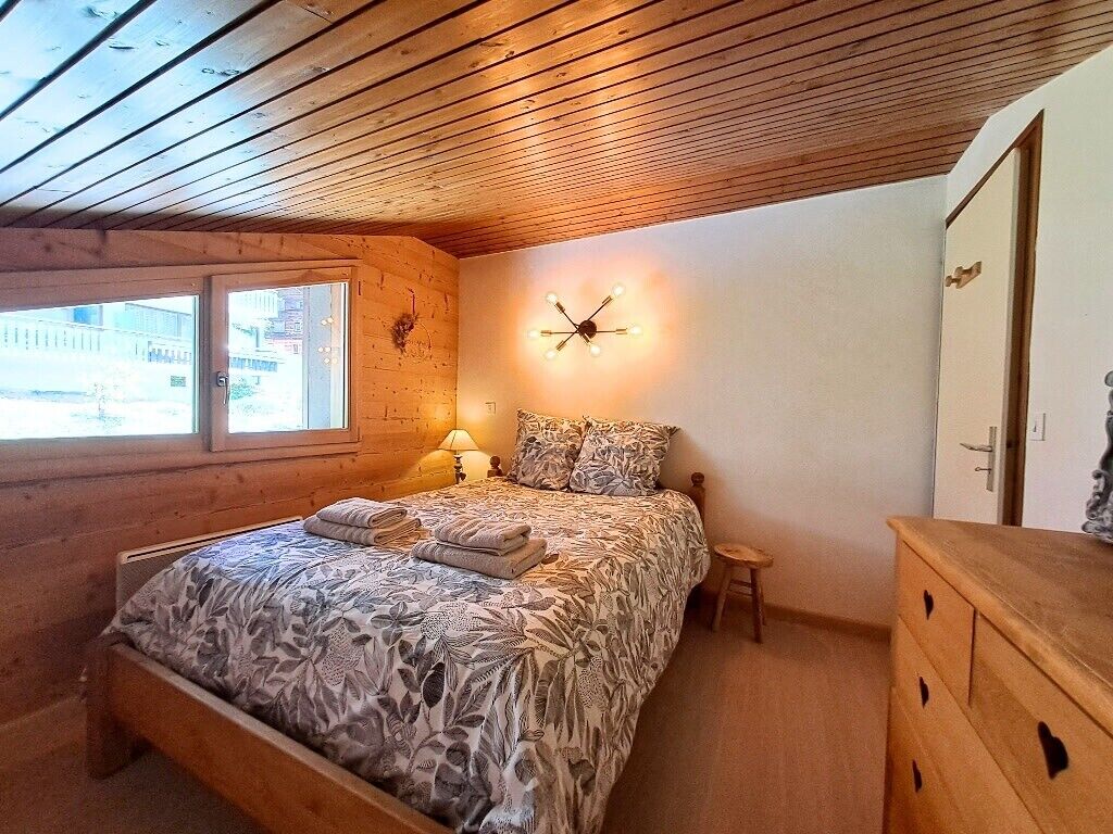 2 bedrooms, iron/ironing board, bed sheets