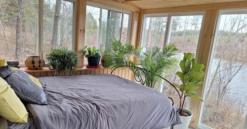 Private farmhouses w/6 acre lake, 2 hours from DC, Tidewater 1 hour from RVA