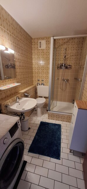 Ducha, secador de pelo, toallas, jabón