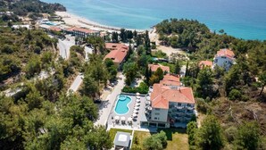 A coastal resort with a swimming pool, beach access, and multiple buildings with red roofs. - Green Bay Thassos (Thasos)
