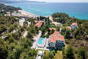 A coastal resort with a swimming pool, beach access, and multiple buildings with red roofs. - Green Bay Thassos (Thasos)