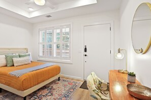 1 dormitorio, escritorio, tabla de planchar con plancha y wifi