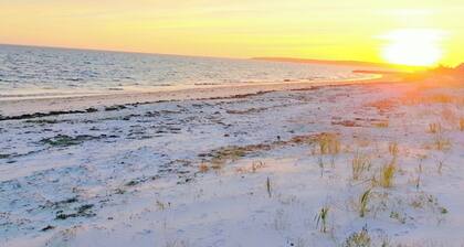 Right on the beach, gated community, Spacious 5-bedrms house in Yarmouth with AC