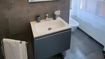 Chambre Double Deluxe, balcon, vue cour intérieure | Salle de bain