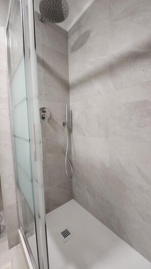 Triple Room, City View | Bathroom - COMFORT ACCOMMODATION ROOM (Bergamo)