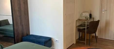 Habitación triple superior, vista a la ciudad | Caja de seguridad en la habitación y tabla de planchar con plancha