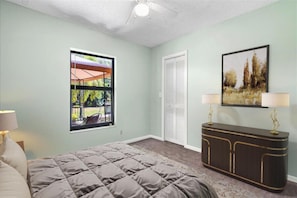 Iron/ironing board, WiFi, bed sheets - Serene 1-bedroom farmhouse with AC in West Palm Beach (West Palm Beach)