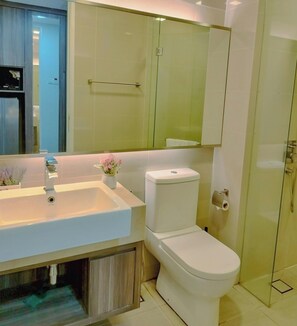 Douche, sèche-cheveux, bidet, serviettes fournies