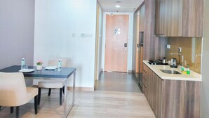Une cuisine moderne avec des meubles en bois, un plan de travail et un évier. On y trouve également un coin repas avec une table et des chaises.
