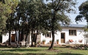 Outdoor dining - Family B&B in the heart of the horses (Jouques)