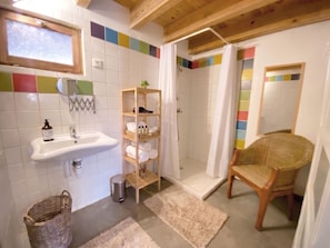 Een douche, een haardroger, handdoeken, zeep