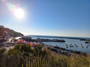 A coastal marina with boats, a pier, and a clear sky. - Self-catering cottage near Port-En-Bessin and the D-Day landing beaches (Étréham)