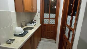 Chambre Triple Standard, balcon, vue ville | Cuisine privée | Réfrigérateur, plaque de cuisson