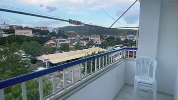 Kamar Triple Standar, balkon, pemandangan kota | Halaman properti
